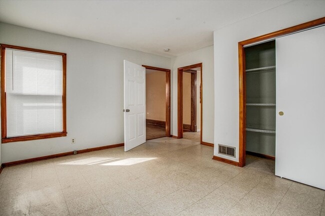 Building Photo - 908 E 31st St