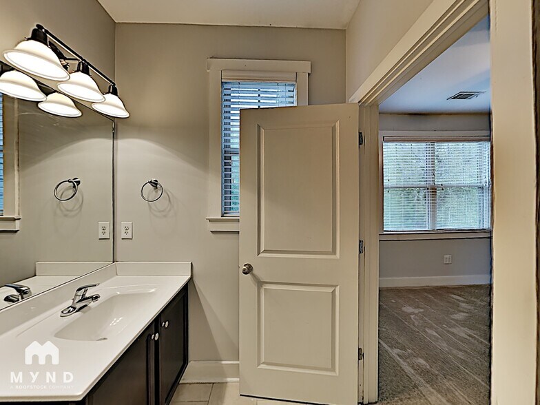 Building Photo - 171 Herring St