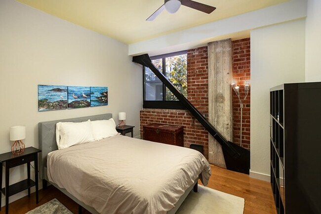 Building Photo - Resort Style Living in Downtown