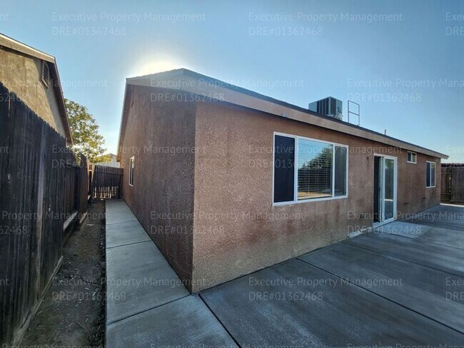 Building Photo - 4 bedroom/ 2 bathroom located in the South...