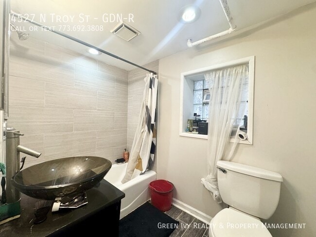 Building Photo - 4527 N Troy St