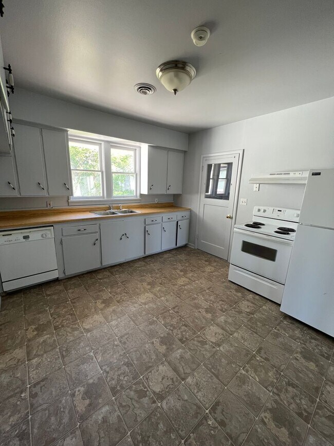 Building Photo - 4 Bedroom, 2 Bathroom Home - Located near Oregon Tech and Sky Lakes!