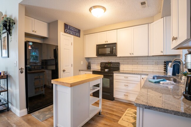 Building Photo - FURNISHED MONTHLY RENTAL-AVAILABLE STARTIN...