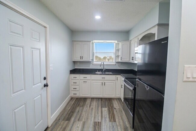 Building Photo - Updated West Pensacola 3BR Home with Luxury Plank Flooring, Modern Kitchen, 1-Car Garage & Large ...
