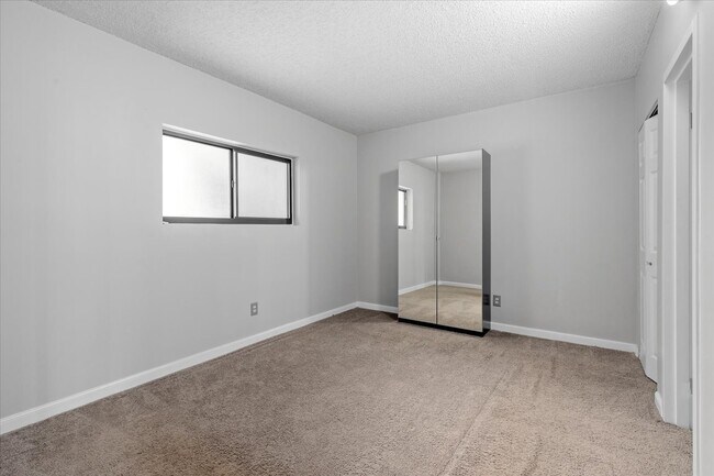Building Photo - Beachfront Condo with Ocean Views and Acce...