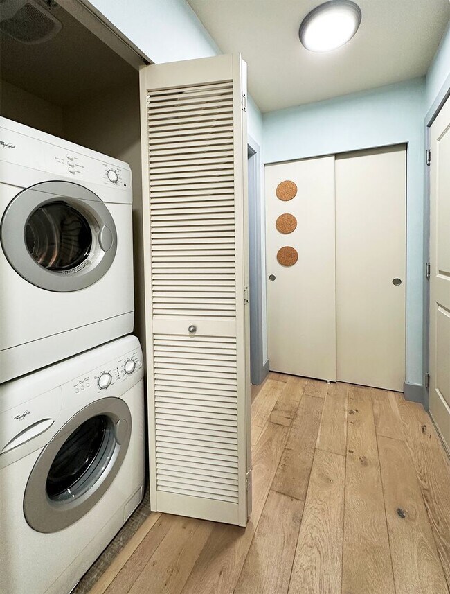 Building Photo - 1bd/1ba Seattle Condo