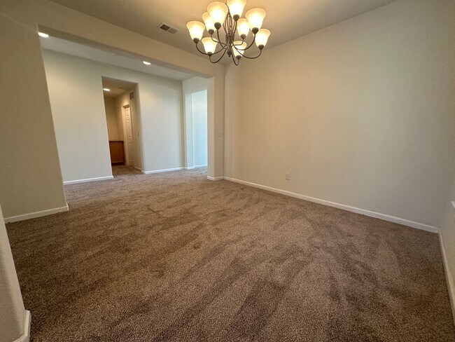 Building Photo - Gorgeous 3 Bed / 2.5 Bath Home in Desirabl...