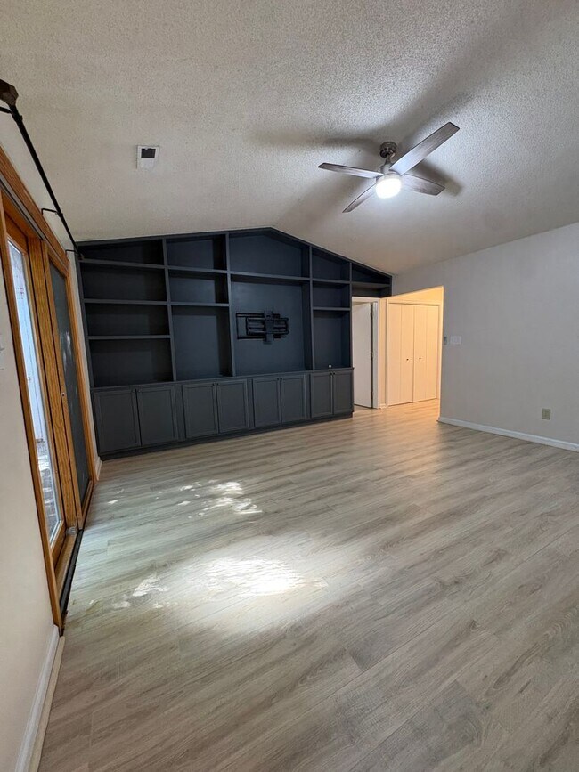 Building Photo - 650 Rock Garden Cir