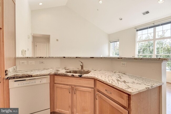 Building Photo - 10706 Symphony Way