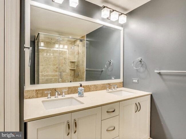 Building Photo - 4915 Hampden Ln