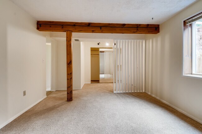 Master Bedroom w walk-in closet - 415 Lilac Ct