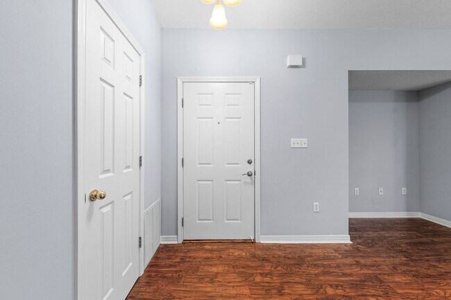 Building Photo - Great 1 Bedroom Unit at the Oaks!