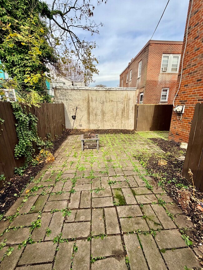 Building Photo - 6518 N Camac St