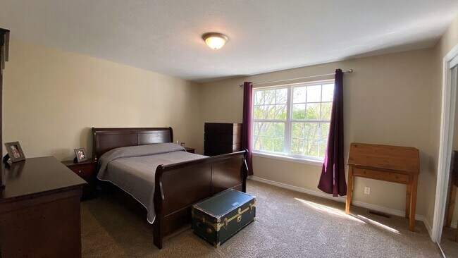Building Photo - Gorgeous 3 Bedroom, 2 Bathroom Split Level...