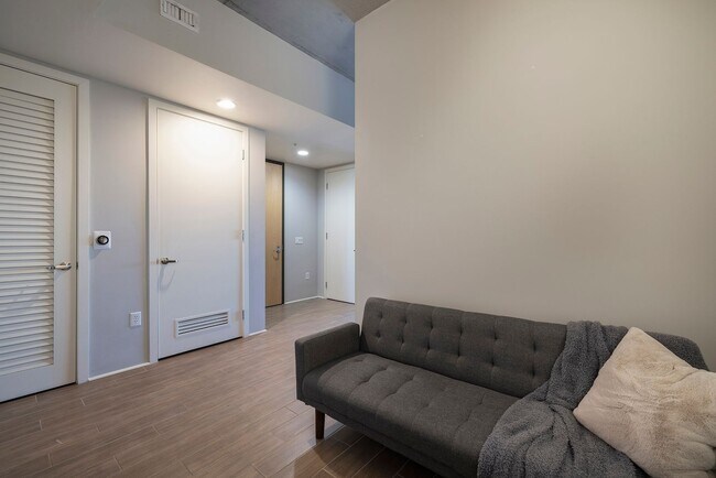 Building Photo - Fully Furnished Spacious One Bedroom - Downtown Las Vegas