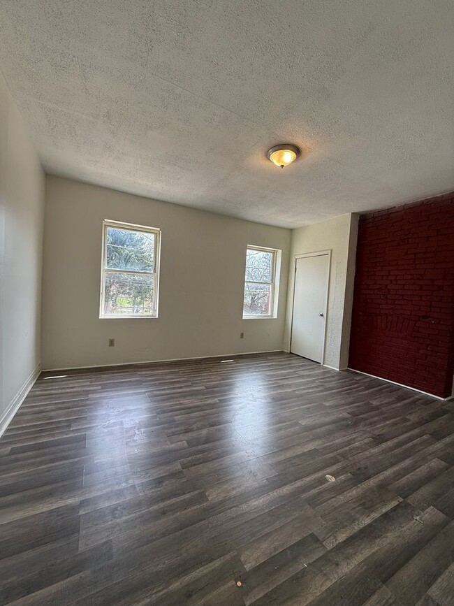 Building Photo - 3 Bed 1 Bath in Pittsburgh!