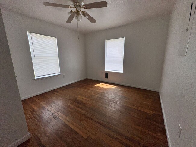 Building Photo - Conveniently located- Water and Trash Included