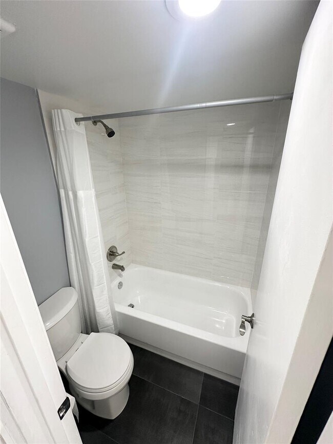 Building Photo - Modern Lakeview Townhouse Near Nova and Br...