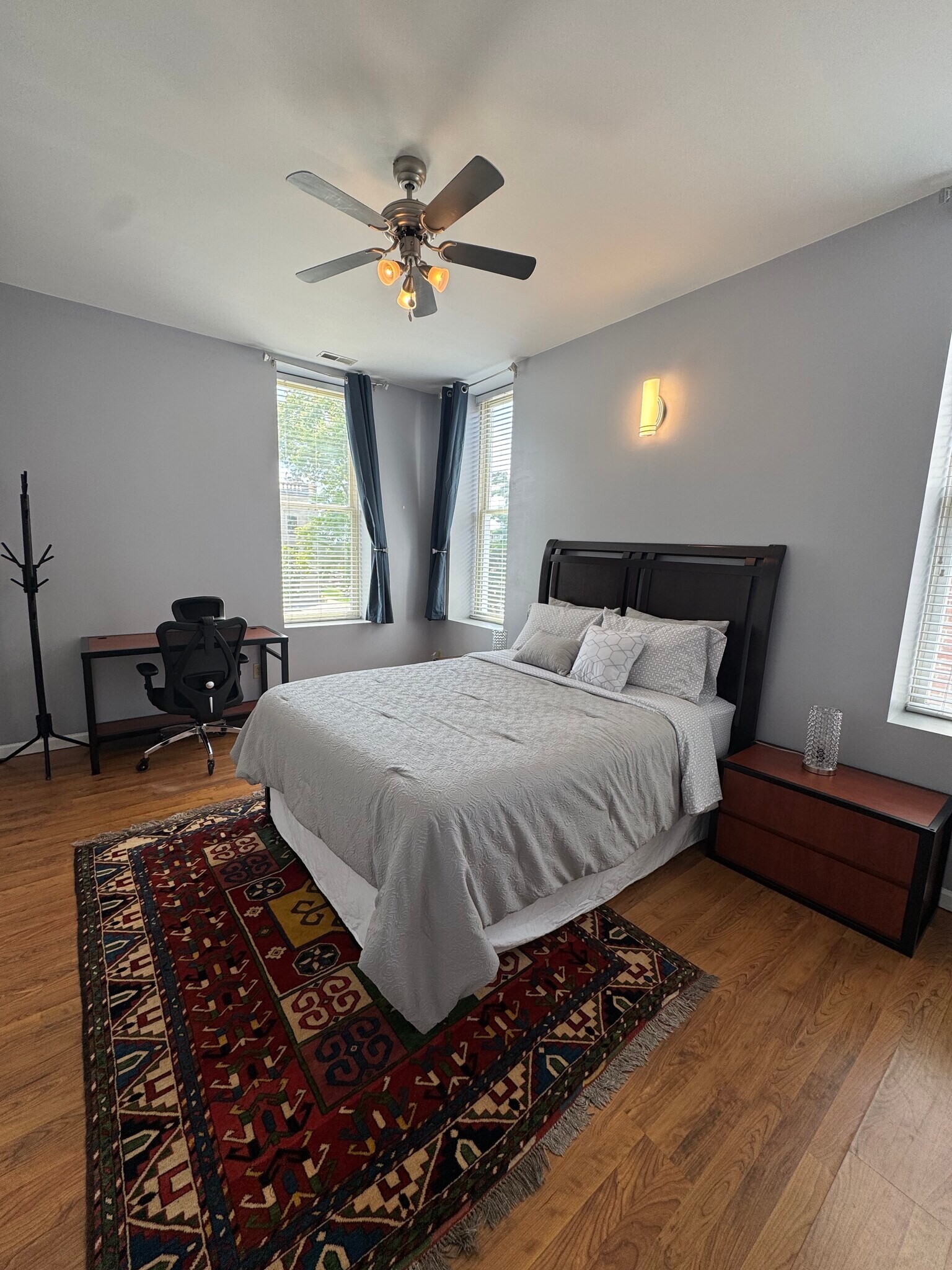 Building Photo - 110 1/2 E 6th St