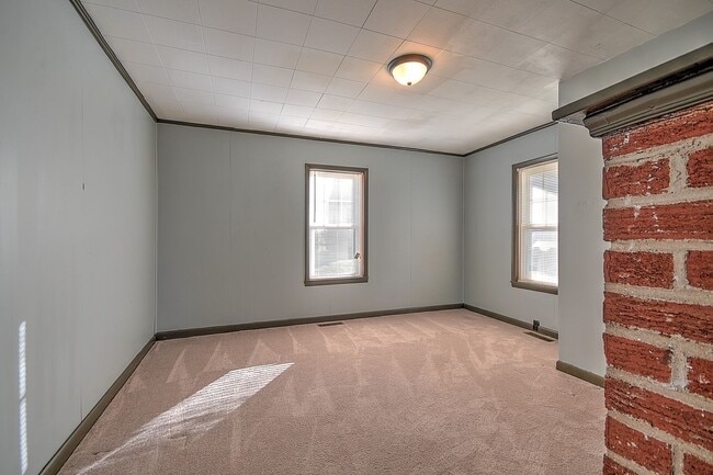 Building Photo - 1408 W College St