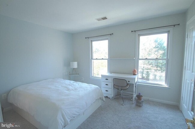 Building Photo - 539 Tschiffely Square Rd