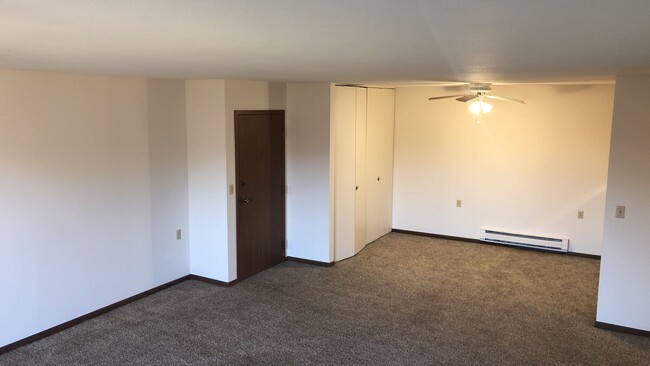 Building Photo - Spacious 2 bed 1.5 bathroom Condominium