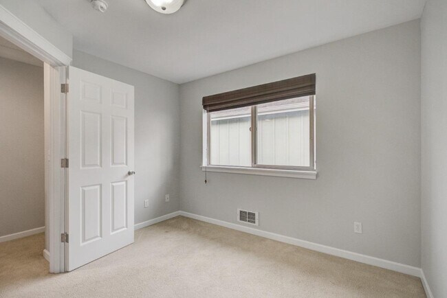 Building Photo - 308 20th Ave S