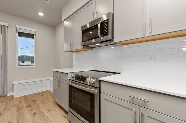 Building Photo - Modern 3 Bedroom Townhome with Designer Finishes in Lynnwood