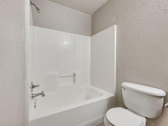 Building Photo - 212 Cambridge Dr