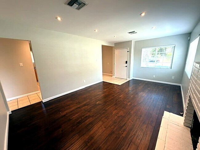 Building Photo - 316 W Walnut Ave