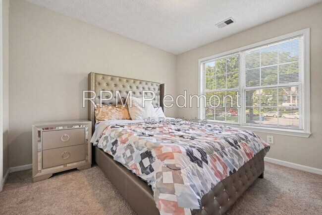 Building Photo - 550 Claudel Ct SW