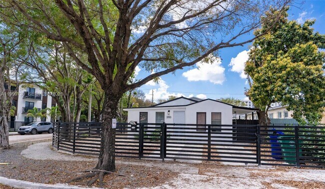 Building Photo - 2100 SW 6th St