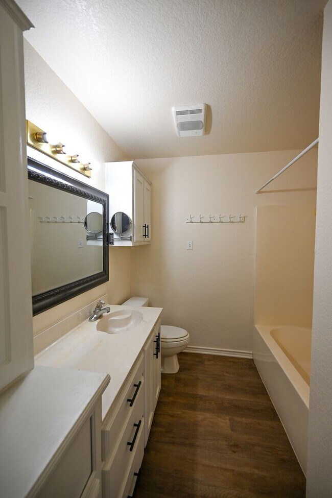 Building Photo - 3 bed 2 bath Duplex Decatur TX