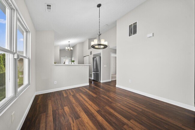Building Photo - 157 Feathertip Ln