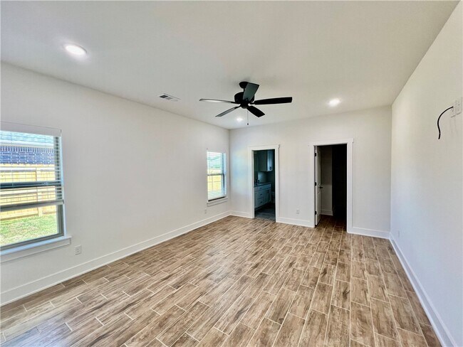 Building Photo - 146 N Banner Ave