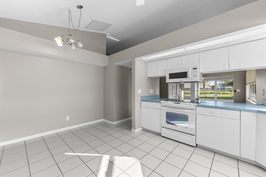 Building Photo - 2201 McGregor Park Cir