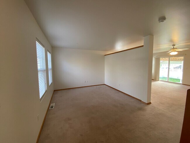 Building Photo - Large Dupont Home ~ Northwest Landing Comm...