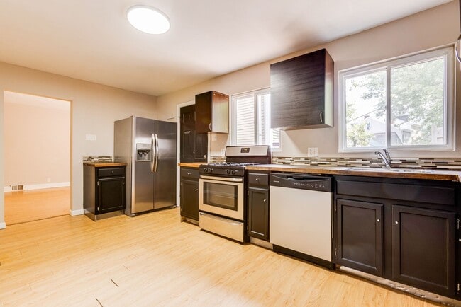 Building Photo - 2318 Leticoe St