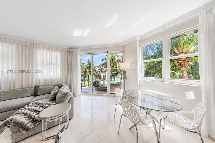 Building Photo - 20000 E Country Club Dr