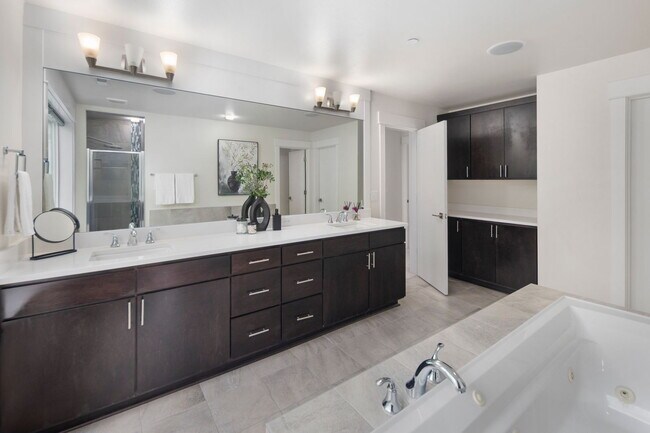 Building Photo - **North-Facing Luxury Home with Sunroom, A/C & Smart Home Features in Sammamish** Available NOW f...