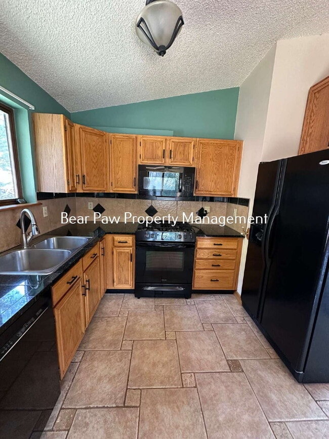 Building Photo - "Charming 3-Bedroom Retreat with 2 Full Baths in Conifer"