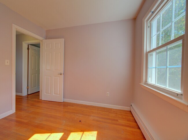 Building Photo - 24 Larchmont Terrace