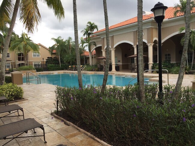 Resort pool - 200 SW 117th Ter