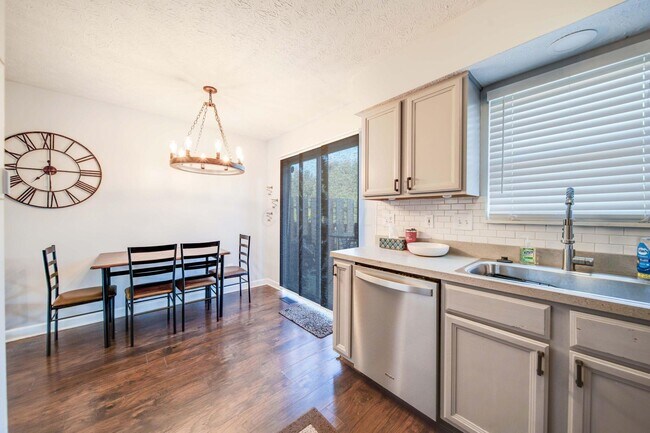 Building Photo - 964 Charleston Way Dr