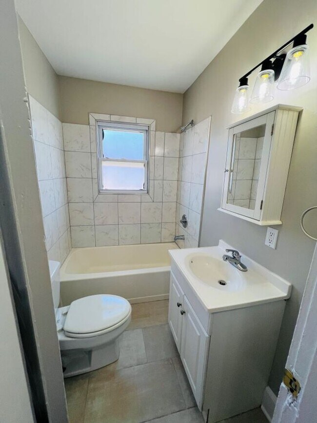 Building Photo - Adorable home in the heart of Bowling Green!