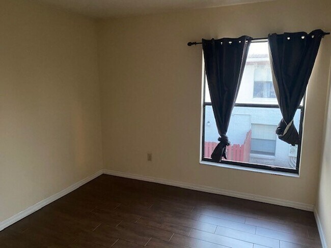 Building Photo - 1604 Sunside Square