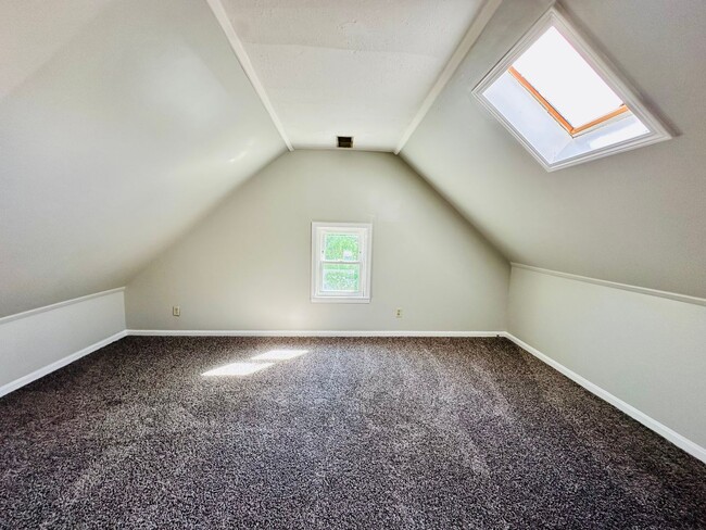 Building Photo - Charming 4 Bedroom by Churchill Downs