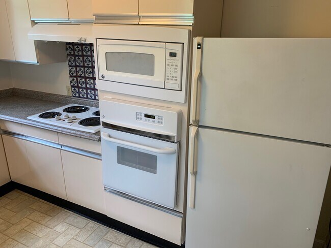 Building Photo - 73 Memorial Blvd