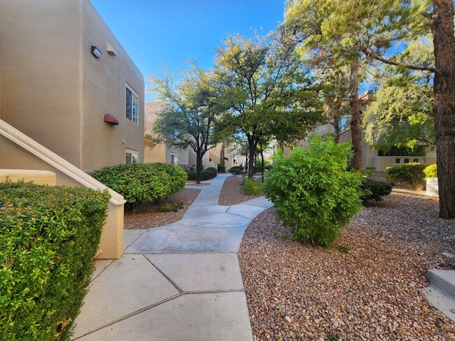 Building Photo - Beautiful 2 Bedroom, 2 Bath Condo in Summerlin