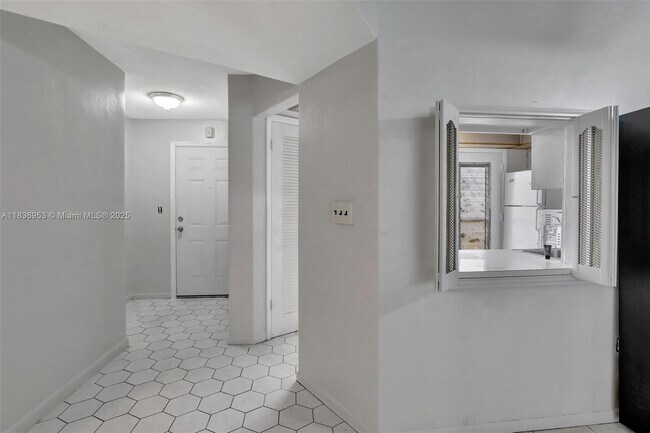 Building Photo - 1301 NE 191st St